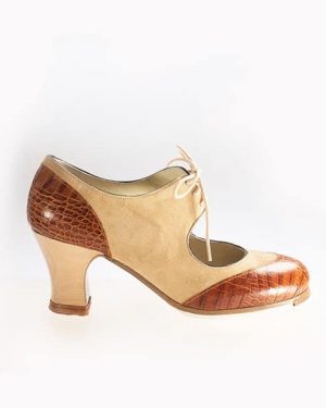 Zapato de Flamenco de marca Begoña Cervera. Con tacón madera