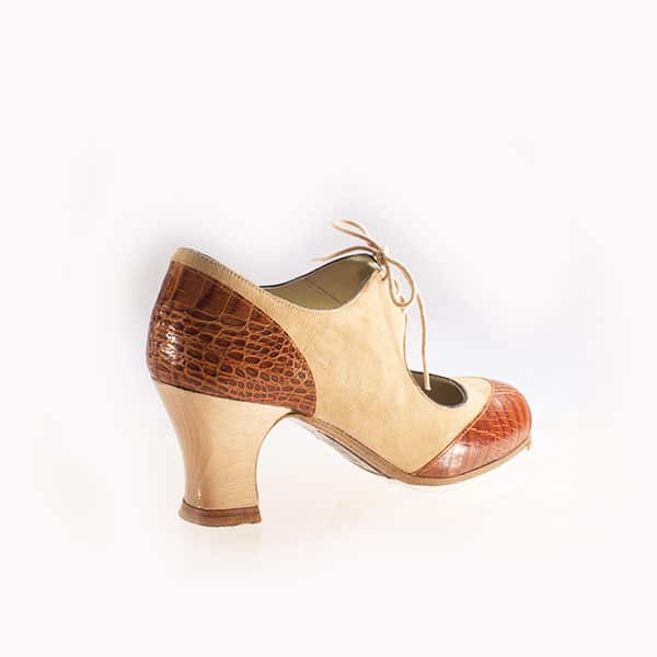Zapato de baile flamenco. Marca Begoña Cervera combinado con tacón de madera.