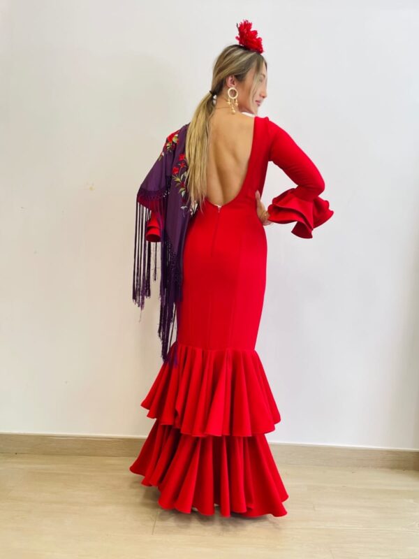 chica con traje de flamenca rojo y espalda muy abierta.vestido con 2 volantes