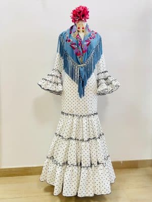 traje de flamenca canastero blanco con lunar pequeño negro y complementos en azul plomo y fucsia