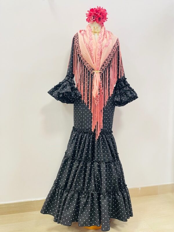 traje de flamenca canastero negro con lunar pequeño blanco y complementos en rosa