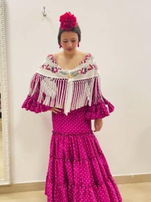chica adolescente con vestido de flamenca canastero bugambilia