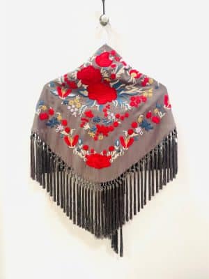 Mantoncillo bordado gris