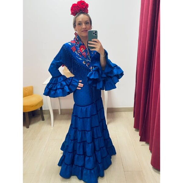 mujer con traje de flamenca canastero azul klein con lunar azul marino y ribete de terciopelo