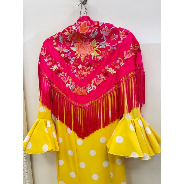 Mantoncillo bordado fucsia y colores primaverales coral, amarillo