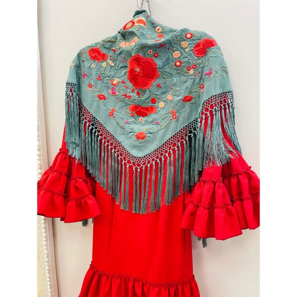 Mantoncillo de flameca bordado verde musgo y rojo